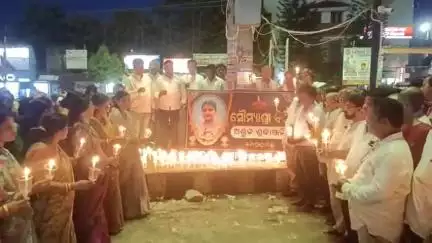 ବାଲେଶ୍ବର ମ୍ୟୁନିସିପାଲଟି: ଫକୀରମୋହନ ଗୋଲେଇ ଠାରେ ମହମବତୀ ଜାଳି ସୌମ୍ୟାଶ୍ରୀ ଙ୍କୁ ଶ୍ରଦ୍ଧାଞ୍ଜଳି।
