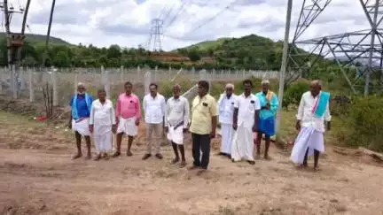 గంగాధర నెల్లూరు: జీడి నెల్లూరు నియోజకవర్గం, శ్రీ రంగరాజపురం మండలం, మంగుంట గ్రామంలో  భూ ఆక్రమణను అడ్డుకున్న గ్రామస్తులు