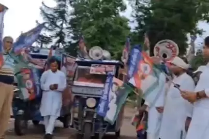 सूरजगढ़: नया टोला सलेमपुर में लोजपा रामविलास पार्टी कार्यालय से प्रचार वाहन को हरी झंडी दिखाकर किया रवाना