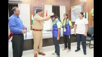 इटावा: वरिष्ठ पुलिस अधीक्षक ने पुलिस मॉडर्न स्कूल की छात्राओं को कार्यालय पर किया सम्मानित