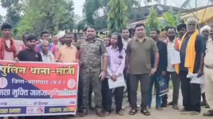 लांजी: लांजी में नशा मुक्ति अभियान के तहत पुलिस ने निकाली जागरूकता रैली, ग्रामीणों को दिलाई नशा मुक्ति की शपथ