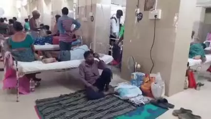 కాకినాడ ప్రభుత్వాసుపత్రిలో మెడికల్ వార్డులోని కనీసం మాలిక సదుపాయాలు లేక ఇబ్బందులు పడుతున్న 
రోగులు #localissue