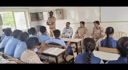 વઢવાણ: શ્રી સવા શાળા, જોરાવરનગર ખાતે શી ટીમ સુરેન્દ્રનગર દ્વારા સાયબર ક્રાઇમ અવેરનેસ કાર્યક્રમ અને સેમિનાર યોજાયો