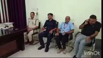 भितरवार: एसडीएम ले रहे पल-पल की जानकारी, प्रशासन ने गांव में मुनादी कराकर लोगों को किया सतर्क