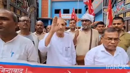 बेगूसराय: पत्रकार अजीत अंजुम पर एफआईआर के विरोध में कम्युनिस्ट पार्टी के कार्यकर्ताओं का कार्यानंद भवन में प्रदर्शन