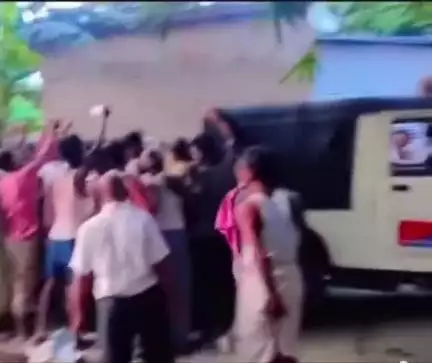 उजियारपुर: निकसपुर पंचायत के चंदौली हाट में मोबाइल चोरी के आरोप में युवक की बेरहमी से पिटाई, पुलिस ने हिरासत में लिया