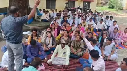 डूंगरपुर: कृषि पर्यवेक्षक समन्वय समिति जयपुर के आह्वान पर सहायक निदेशक कृषि विस्तार कार्यालय के बाहर एक दिवसीय धरना प्रदर्शन किया