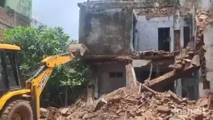 इटारसी: इटारसी नगर पालिका ने जेसीबी से इटारसी के सिंधी प्राथमिक शाला के जर्जर भवन को तोड़ा, इटारसी SDM उपस्थित रहे