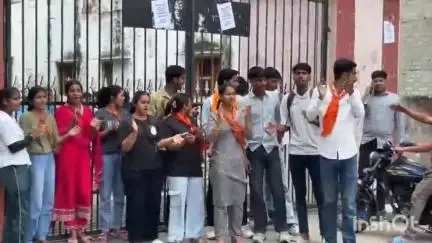 भीलवाड़ा: ABVP कार्यकर्ता सौम्याश्री बिसी की आत्महत्या पर ABVP ने रा. महाविद्यालय का मुख्य प्रवेश द्वार बंद कर किया विरोध प्रदर्शन