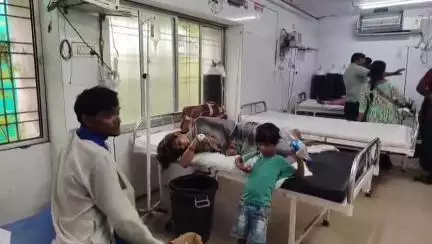 महोबा: सूपा तिगैला के पास बाइक से गिरकर विवाहिता हुई घायल, जिला अस्पताल में इलाज जारी
