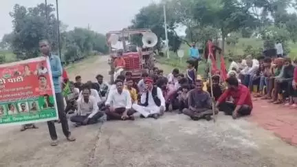 माडा: समाजवादी पार्टी कार्यकर्ताओं ने माडा स्थित पावर ग्रिड कंपनी के खिलाफ एक दिवसीय धरना प्रदर्शन किया