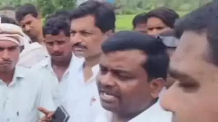 शाहजहांपुर: गांव प्रतापपुर गहवरा निवासी मृतक छात्र के परिजनों ने हत्या की धारा लगाने की मांग को लेकर हाईवे पर किया हंगामा