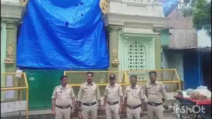 धार: धार के इमामबाड़ा परिसर क्षेत्र में पुलिस ने सुरक्षा के किए पुख्ता इंतजाम, पुलिस बल तैनात, सीसीटीवी कैमरे लगे