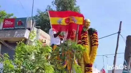 ஆற்காடு: ஆற்காடு பேருந்து நிலையத்தில் தவெகவினர் காமராசர் சிலைக்கு மாலை அணிவித்து மரியாதை செலுத்தினர்
