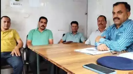 चम्बा: मंडी में आई त्रासदी में प्रभावित एक परिवार की मदद के लिए राजकीय अर्द्ध राजकीय चालक एवं परिचालक महासंघ चंबा आया है