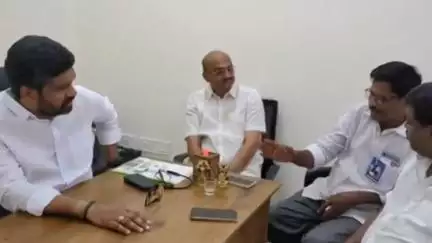 భీమవరం: పట్టణంలో మన్యం వీరుడు అల్లూరి సీతారామరాజు మెమోరియల్ హాల్ పునర్నిర్మాణం కోరుతూ మాజీ మున్సిపల్ చైర్మన్ కు వినతి పత్రం