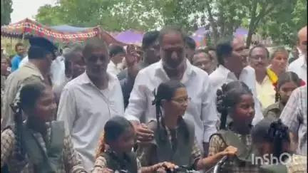 వెల్లలచెరువులో జిల్లా పరిషత్ పాఠశాలలోని విద్యార్థులకు సైకిల్ పంపిణీ చేసిన రాష్ట్ర విద్యుత్ శాఖ మంత్రి  రవికుమార్
