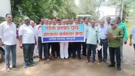 ଧର୍ମଗଡ: ଅବସରପ୍ରାପ୍ତ କର୍ମଚାରୀ ସଙ୍ଘ ପକ୍ଷରୁ ଧର୍ମଗଡ ଉପଜିଲ୍ଲାପାଳ ଙ୍କ ଜରିଆରେ ମୁଖ୍ୟମନ୍ତ୍ରୀ ଓ ପ୍ରଧାନମନ୍ତ୍ରୀ ଙ୍କୁ ଦାବିପତ୍ର ପ୍ରଦାନ