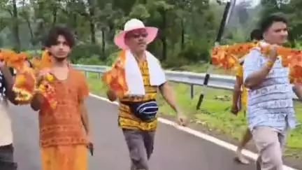 मंडला: रामनगर से नर्मदा जल लेकर 25 किलोमीटर पैदल चले शिवभक्त, सलवाह में किया भगवान शिव का जलाभिषेक
