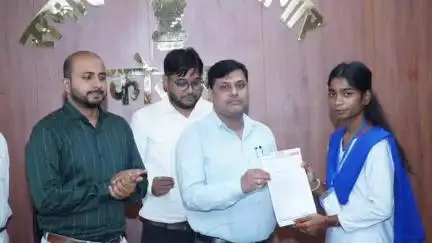 कोडरमा: विश्व युवा कौशल दिवस पर उपायुक्त ने चयनित अभ्यर्थियों को ऑफर लेटर और सिलाई मशीनें वितरित कीं