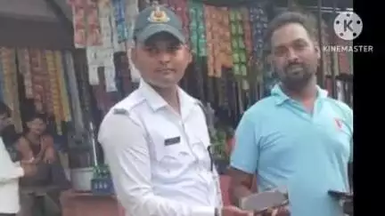 करौली: बस स्टैंड ड्यूटी पॉइंट पर तैनात यातायात पुलिसकर्मी ने राहगीर का गुम हुआ मोबाइल फोन लौटाकर पेश की ईमानदारी की मिसाल