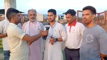 #सीतापुर ब्लाक एलिया ग्राम सभा तिहार में गौशाला की  अव्यवस्था तड़फ तड़फ कर मर रही है  बजरंग दल के कार्यकर्ता मौके पर