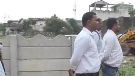 रायगढ़: जल निकासी में बाधा डालने वाले 48 दुकानदारों को नोटिस जारी, छोटे अतरमुड़ा के अतिक्रमण को जेसीबी से ढहाया गया