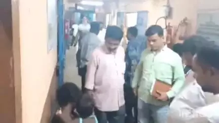 পুরুলিয়া ২: রমইগাড়া গ্রামে মাটির বাড়ি ধসে মৃত্যু তিনজনের ও আহত তিন, আহতদের হাসপাতালে দেখতে গেলেন পৌর প্রধান