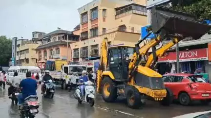 हवेली: रामटेकडी येथे कारवाईत झालेल्या अधिका-यांवर हल्ल्यानंतर वानवडी येथे पालिकेची सुरक्षा रक्षकांसह जोरदार अतिक्रमण कारवाई.