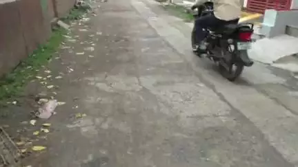 नागदा: वार्ड पार्षद ने नपा अधिकारियों पर जताया आक्रोश, सफाईकर्मी ने नाली में कचरा डालकर गंदा पानी रोका