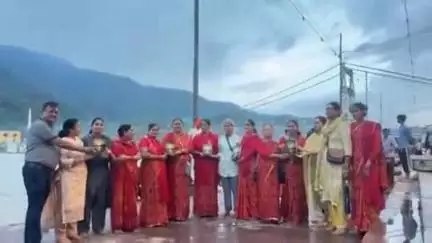 नरेन्द्रनगर: महिला गंगा आरती में लंदन की भारतीय मूल निवासी लेखक ने 'इंटरनल अवेकण्ड लव' नामक पुस्तक का किया विमोचन