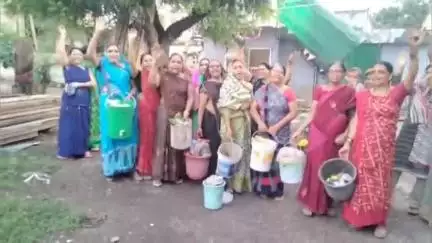 खरगौन: खरगोन: 10 दिन से कचरा वाहन नहीं पहुंचने पर वार्ड 31 की महिलाओं ने पार्षद को रोका, वाहन आने पर शांत हुआ हंगामा