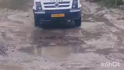 ओट: औट: लोक निर्माण विभाग की सड़क का कलवर्ट बंद, पानी से सड़क पर बने गड्ढे