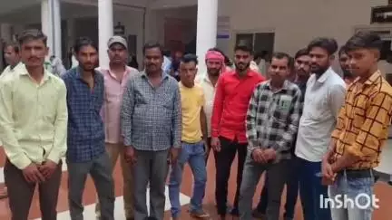 गुना नगर: पीपरोदा कला गांव में शिक्षक के स्थानांतरण पर राजनीति, ग्रामीणों ने कलेक्टर से पुनः पदस्थ करने की मांग #jansamasya
