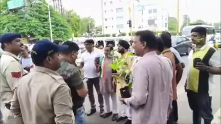 कनाड़िया: भाजपा कार्यालय जा रहे कांग्रेसियों को पुलिस ने रोका, भाजपा नेताओं को पौधे भेंट करने जा रहे थे कांग्रेसी