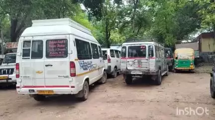 कुलपहाड़: एआरटीओ महोबा ने दो वाहन किए सीज, कुलपहाड़ थाने में रखवाए: एक डग्गामारी और दूसरा एक्सपायर रजिस्ट्रेशन में स्कूली बच्चे ढो रहा