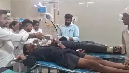 बांसवाड़ा: सुहागपुरा कस्बे में बाइक अनियंत्रित होकर गड्ढे में गिरी, दो युवकों को लगी चोट, एमजी अस्पताल में उपचार जारी