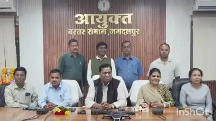 दरभा: आयुक्त कार्यालय में नवीन वीडियो कांफ्रेंसिंग कक्ष का शुभारम्भ कमिश्नर ने किया, दूरस्थ क्षेत्र सीधे जुड़ेंगे मुख्यालय से