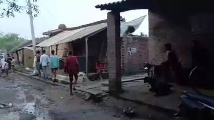 सीतापुर: जिला मऊ गांव में सड़क पर खड़ी की जाती हैं गाड़ियां, इससे गांव वालों को होती है परेशानी, पुलिस से की गई शिकायत