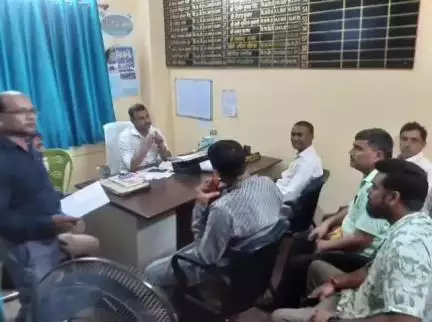 राजपुर: राजपुर प्रखंड मुख्यालय पर वीडियो की अध्यक्षता में विशेष मतदाता परीक्षण को लेकर राजनीतिक दलों के साथ बैठक की गई