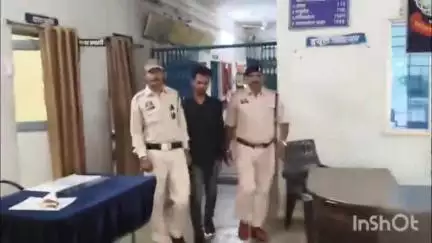 धमधा: धमधा थाना पुलिस ने फाइनेंस कंपनी की आड़ में ग्राहकों से ₹4,85,000 की धोखाधड़ी करने वाले फरार आरोपी को गिरफ्तार किया
