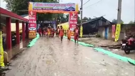 देवघर: कोलकाता से 30 सदस्यों का दल 80 किलो का कांवर लेकर देवघर बैधनाथ धाम पहुंचा
