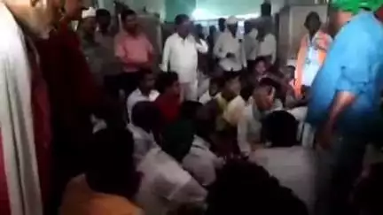 खागा: खागा तहसील में BKU के किसानों ने विद्युत कटौती को लेकर किया प्रदर्शन, अधिकारियों को चक्का जाम की दी चेतावनी