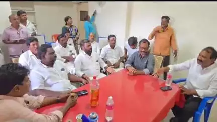 రాయదుర్గం: 21 నెలలుగా గౌరవ వేతనం మంజూరు కాలేదంటూ బొమ్మనహాల్ మండల పరిషత్ సమావేశాన్ని బహిష్కరించిన వైసిపి ఎంపిటిసి సభ్యులు