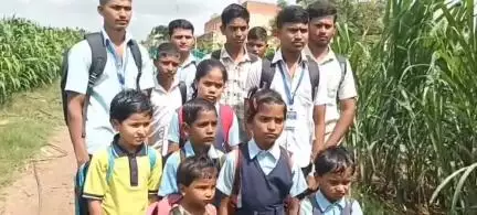 ರಾಯಬಾಗ: ಕಂಕನವಾಡಿ ಗ್ರಾಮದಲ್ಲಿ ರಸ್ತೆ ಇಲ್ಲದೆ ಶಾಲೆಗೆ ತೆರಳಲು ವಿದ್ಯಾರ್ಥಿಗಳ ಪರದಾಟ