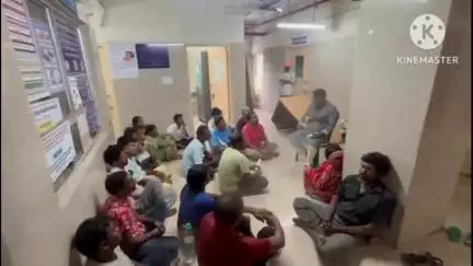 রঘুনাথপুর ১: রঘুনাথপুর সুপার স্পেশালিটি হাসপাতালে অস্থায়ী কর্মীদের কর্মবিরতি চলছেই, ৪র্থ দিনে দেখা করলেন প্রাক্তন বিধায়ক