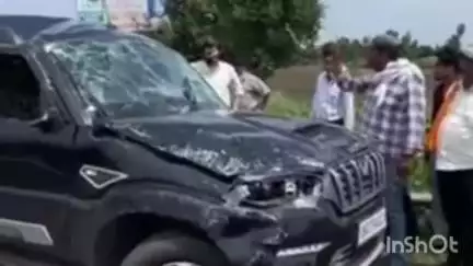 बाजपुर: राष्ट्रीय राजमार्ग-74 पर तेज रफ्तार स्कॉर्पियो डिवाइडर से टकराई, कार हुई क्षतिग्रस्त; दंपति हादसे में बचे