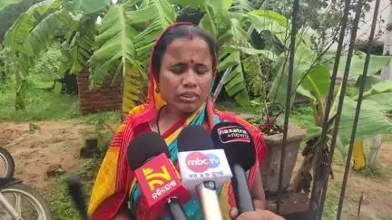 ଛେଣ୍ଡିପଦା: ଦେବଗଡ଼ ଛକ ନିକଟରେ ଥିବା ବନ୍ଧନବ୍ୟାଙ୍କର ଋଣ ଟଙ୍କା ସଂଗ୍ରହ କରୁଥିବା କର୍ମଚାରୀ ଋଣି ମାନଙ୍କ ଲକ୍ଷାଧିକ ଟଙ୍କା ନେଇ ଫେରାର l