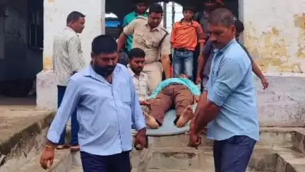 मानपुर: मानपुर स्टेशन पर ट्रेन में चढ़ते समय युवक गिरा, हुआ घायल, आरपीएफ ने पहुंचाया अस्पताल