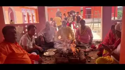 गुठनी: चिल्हमरवा गांव में हनुमान मंदिर का स्थापना दिवस मनाया गया